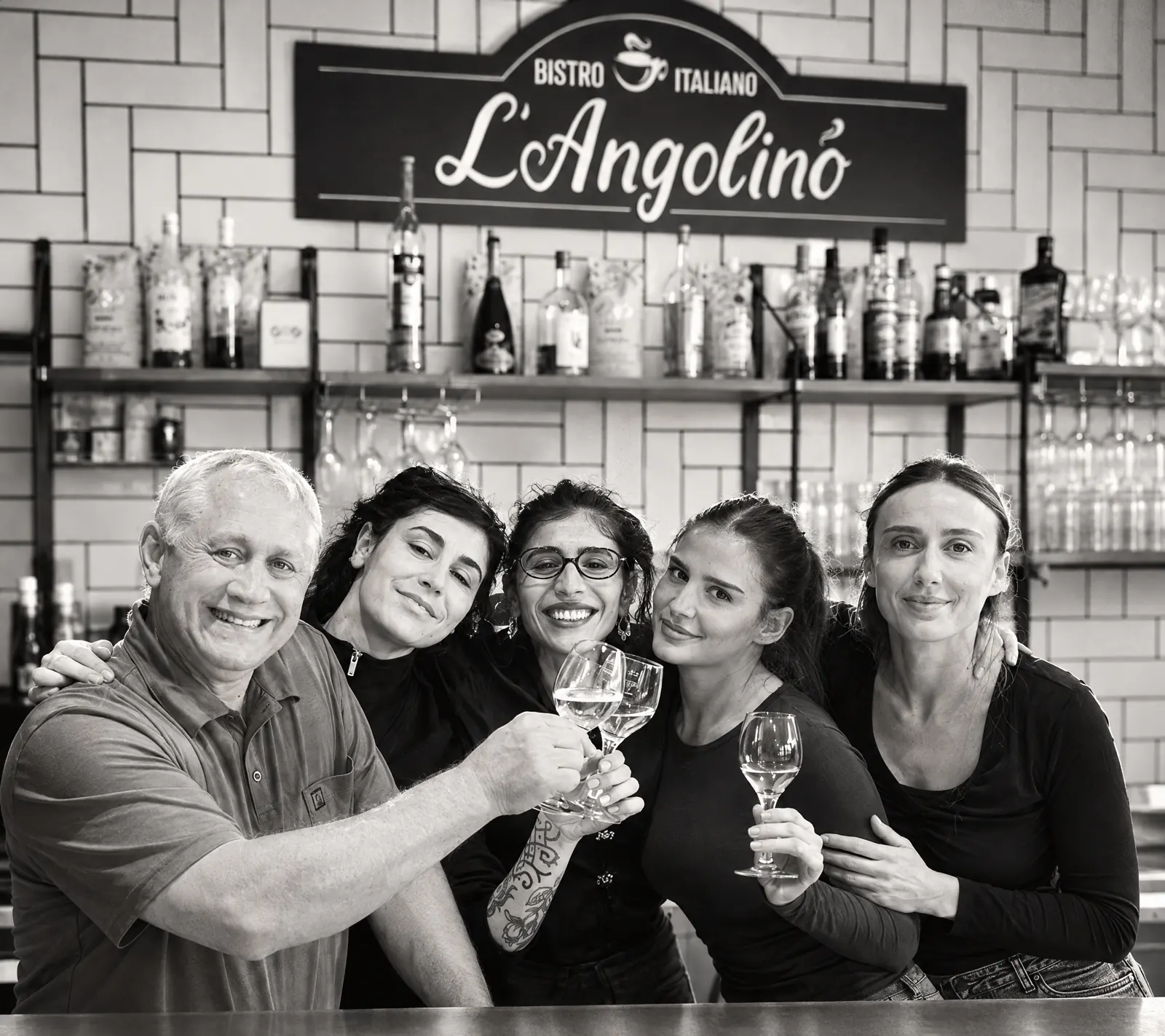 Umberto Cataldo und sein Team stoßen an der Bar des L'Angolino an
