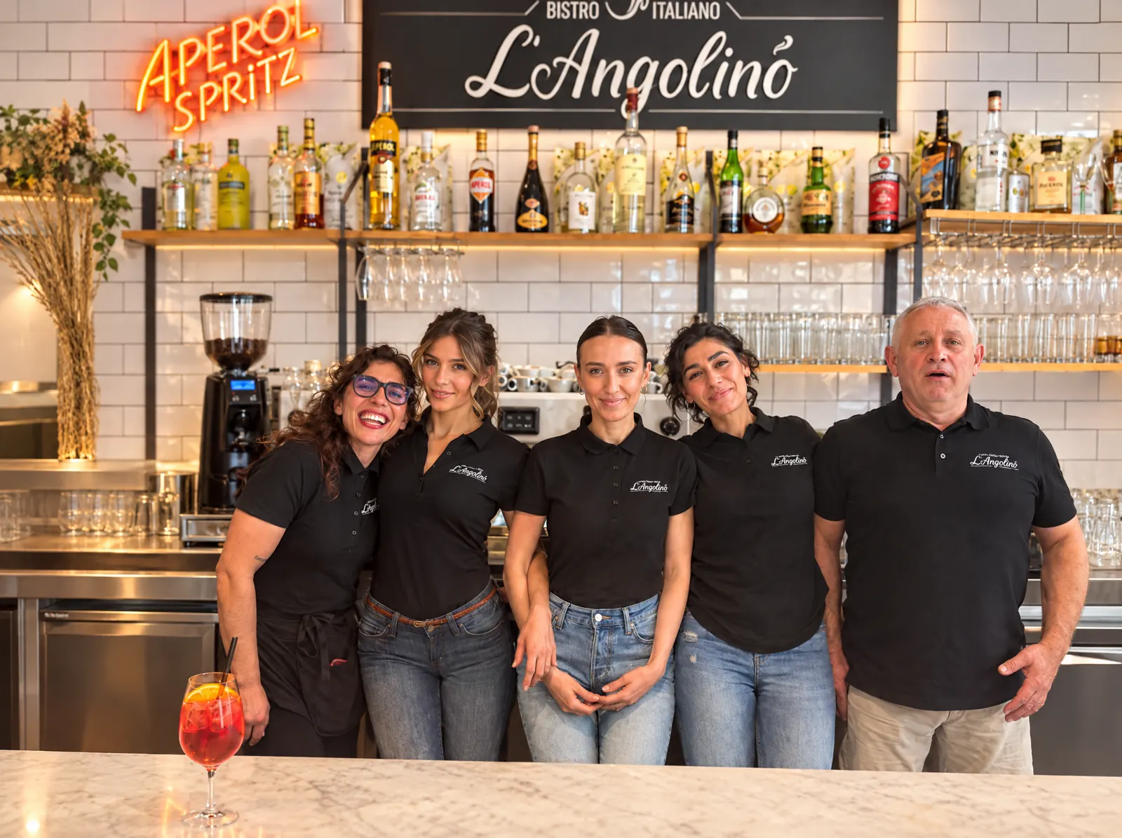 Das Team des L'Angolino hinter der Theke