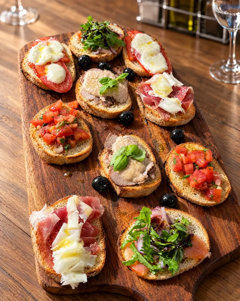 Bruschetta-Brett mit verschiedenen Belägen